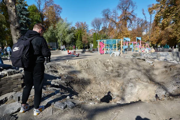 Kiev Oekraïne Oktober 2022 Mensen Buurt Van Trechter Van Explosie — Stockfoto