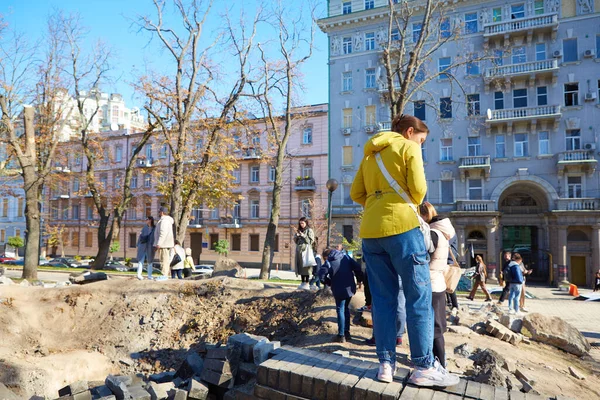 Kij Ukraina Dziernika 2022 Ludzie Pobli Lejka Wybuchu Rosyjskiej Rakiety — Zdjęcie stockowe