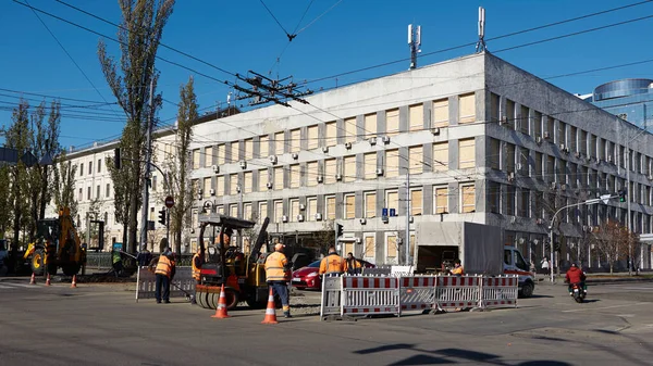 2022年10月16日 乌克兰基辅 公用事业公司正在维修塔拉斯舍甫琴科国立大学附近街道上教师大楼附近被导弹击中的路段 — 图库照片