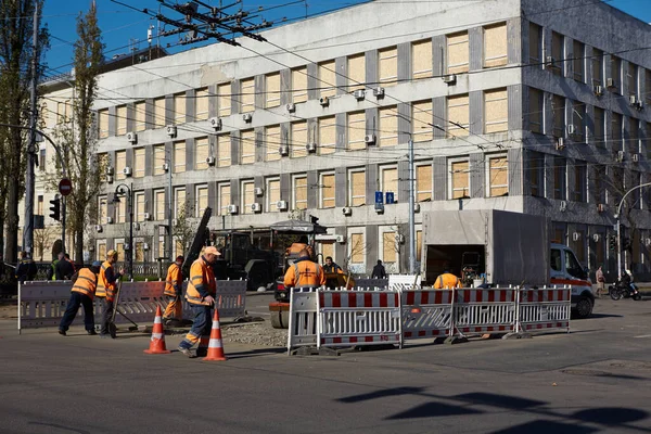 Κίεβο Ουκρανία Οκτωβρίου 2022 Utilities Επισκευάζουν Ένα Κατεστραμμένο Τμήμα Της — Φωτογραφία Αρχείου