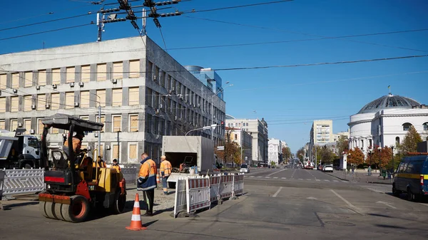 Kiev Ukraina Oktober 2022 Verktyg Reparerar Skadad Del Vägen Närheten — Stockfoto