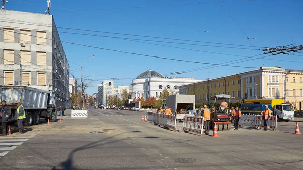 Kiev Ukraina Oktober 2022 Verktyg Reparerar Skadad Del Vägen Närheten — Stockfoto