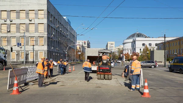 Киев Украина Октября 2022 Года Коммунальные Службы Ремонтируют Поврежденный Участок — стоковое фото