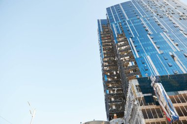 Kyiv, Ukrayna - 16 Ekim 2022: Rusya 'nın Kyiv, Ukrayna' daki bir iş merkezi binası bombalandı. Birkaç ay süren nispeten sakinlikten sonra, Pazartesi sabahı erken saatlerde Kyiv 'i çoklu patlamalar sarstı.