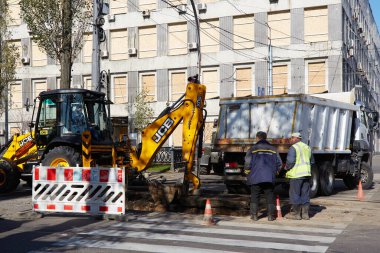 Kyiv, Ukrayna - 16 Ekim 2022: Kamu hizmetleri, Taras Shevchenko Ulusal Üniversitesi yakınlarındaki Öğretmenler Evi yakınlarındaki hasarlı bir yol bölümünü onarıyor.