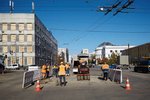 Kiev Ucrania Octubre 2022 Los Servicios Públicos Están Reparando Una —  Fotos de Stock