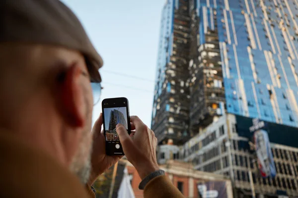 Manden Fotografier Business Center Bygning Blev Ramt Russisk Beskydning Kiev - Stock-foto