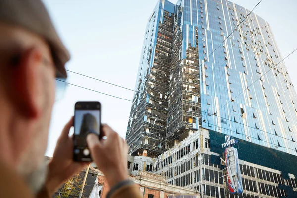 Man Fotografeert Business Center Gebouw Werd Getroffen Door Russische Beschietingen — Stockfoto