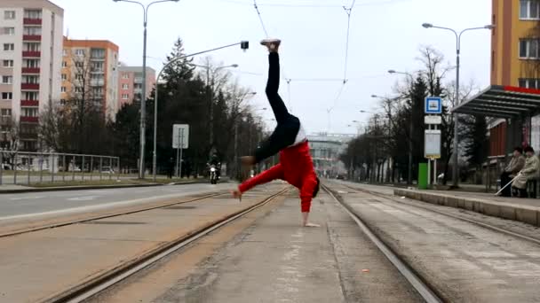 Breakdancer en la ciudad — Vídeo de stock