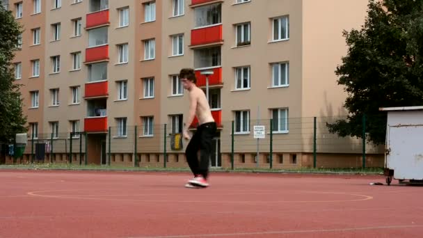 Breakdancer op straat — Stockvideo