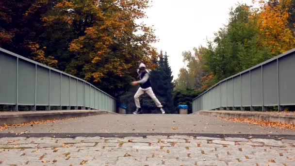 Breakdancer na ulici — Stock video