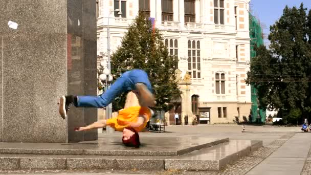 Breakdancer auf der Straße — Stockvideo