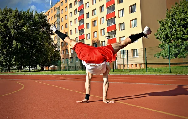 Rapaz dançando breakdance — Fotografia de Stock