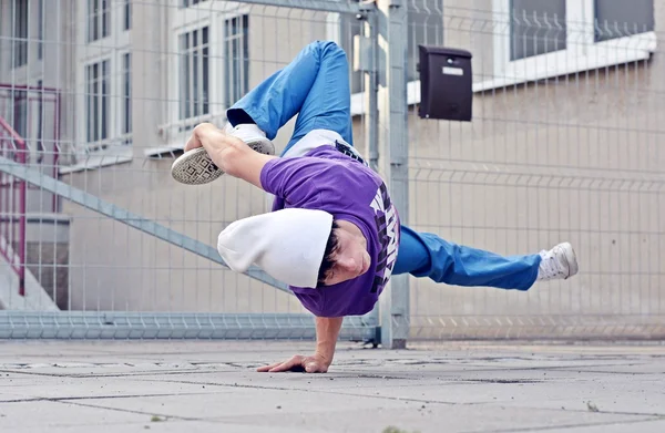 Breakdancer on the street — Stock Photo, Image