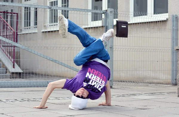 Breakdancer on the street — Stock Photo, Image