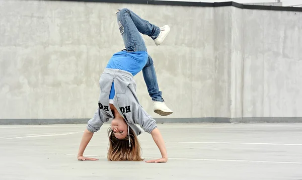 Jong meisje dansen — Stockfoto