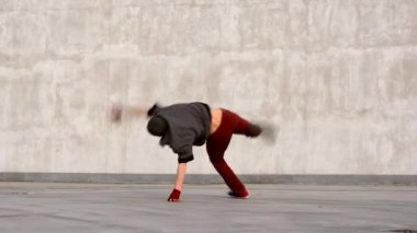 çocuklar sokakta dans breakdance