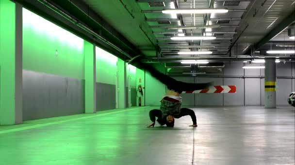 Breakdancer en el garaje — Vídeo de stock