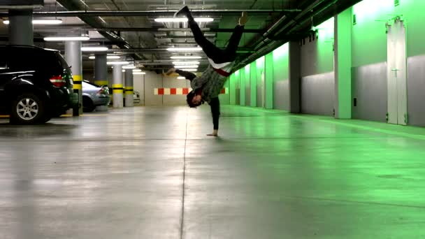 In de parkeergarage breakdancer — Stockvideo