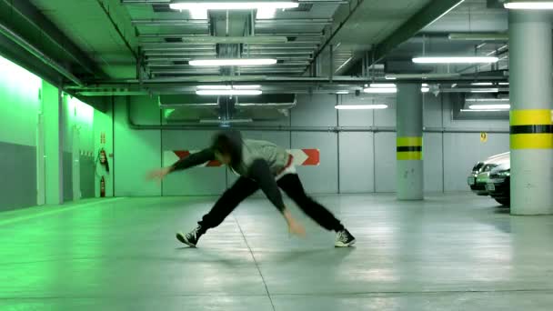 In de parkeergarage breakdancer — Stockvideo