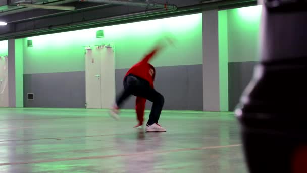 Breakdancer na garagem — Vídeo de Stock