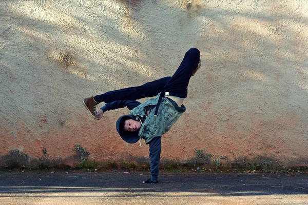 Breakdancer on the street — Stock Photo, Image