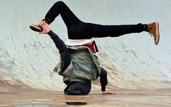 Breakdancer on the street — Stock Photo, Image