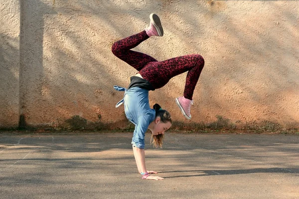 Breakdance girl — Stock Photo, Image