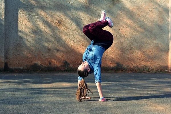 Menina breakdance — Fotografia de Stock