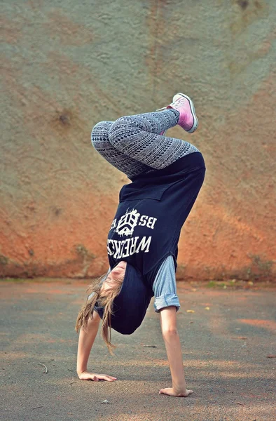 Breakdance girl — Stock Photo, Image