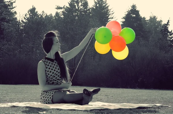 Chica en el parque con globos — Foto de Stock