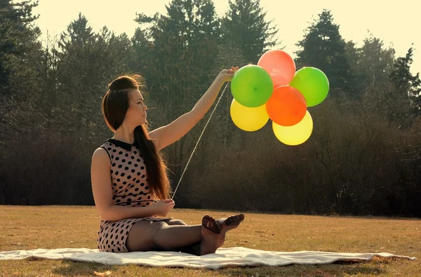 Dívka v parku s balónky — Stock fotografie