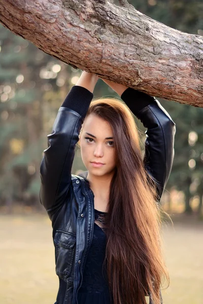 Bella modella femminile nel parco — Foto Stock