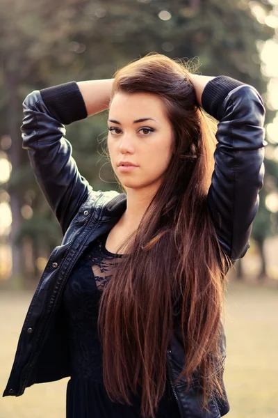 Modelo feminino bonito no parque — Fotografia de Stock