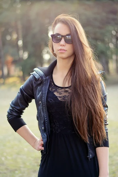 Modelo feminino bonito no parque — Fotografia de Stock