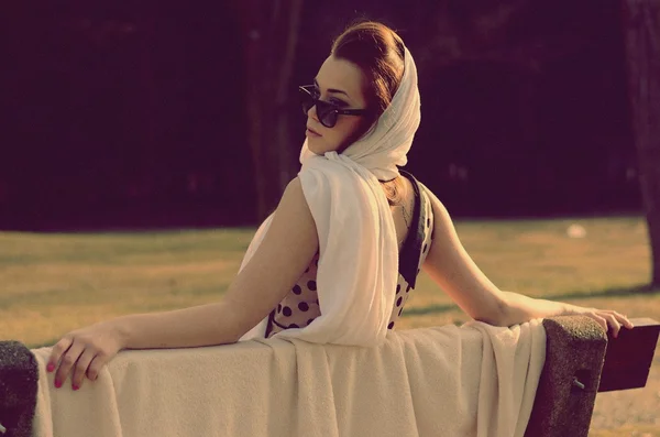 Hermosa chica en el parque — Foto de Stock