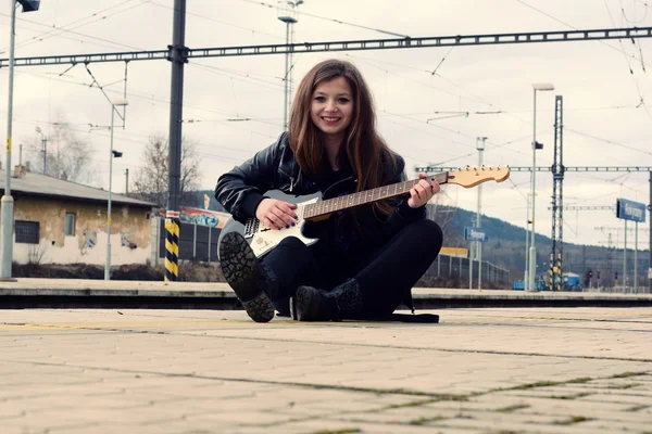 Ung pige med en guitar - Stock-foto