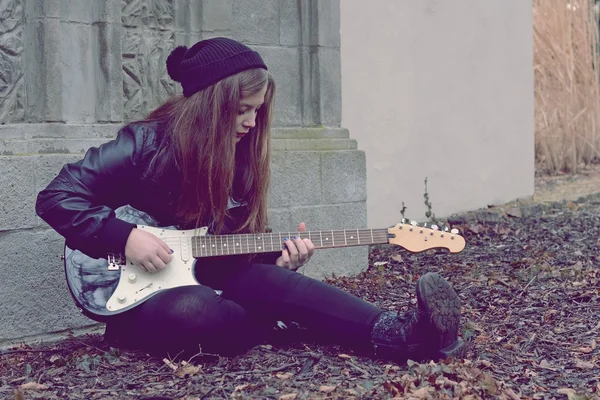 Ragazza triste con chitarra elettrica — Foto Stock