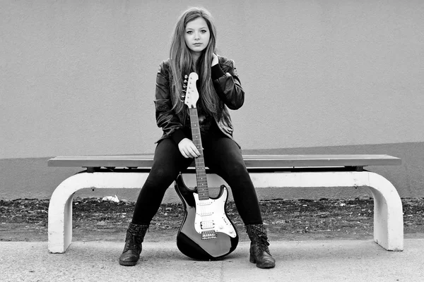 Jovem com uma guitarra — Fotografia de Stock