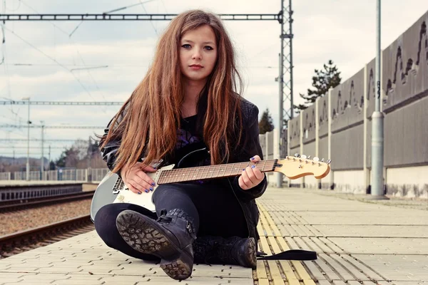 Jovem com uma guitarra — Fotografia de Stock