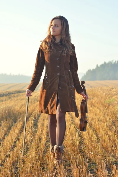 Mädchen auf einem Spaziergang mit Geige — Stockfoto
