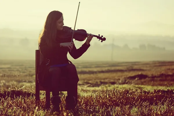 Menina tocando violino ao nascer do sol — Fotografia de Stock