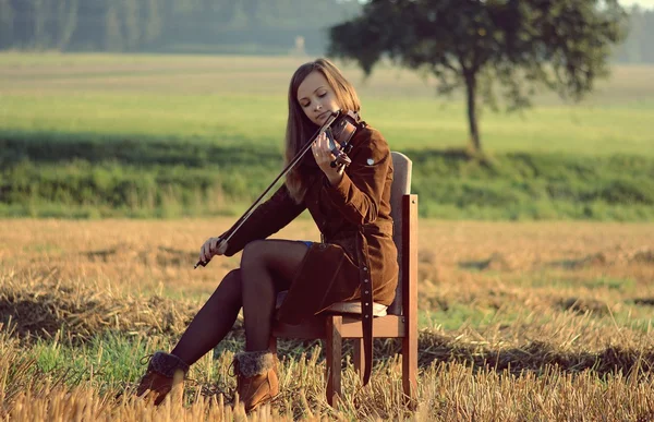 Chica tocando el violín —  Fotos de Stock