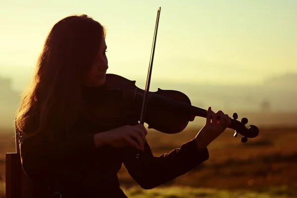 Ragazza che suona il violino all'alba — Foto Stock