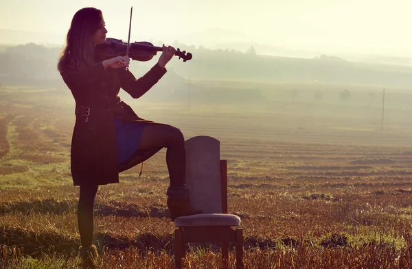 Menina tocando violino ao nascer do sol — Fotografia de Stock