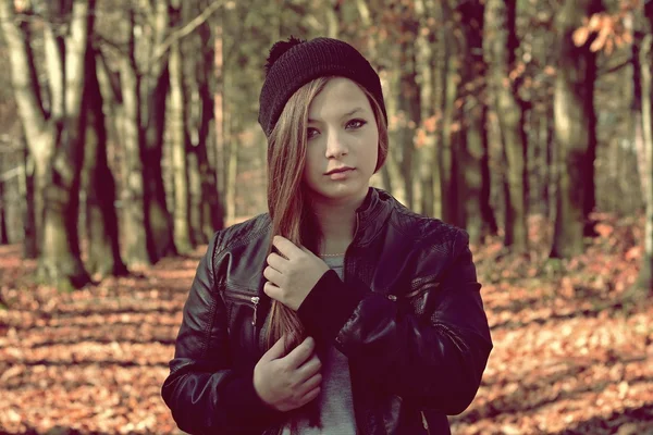 Portret młodej dziewczyny w parku jesień — Zdjęcie stockowe