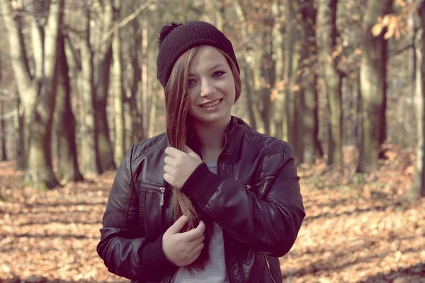 Portrait jeune fille dans le parc d'automne — Photo