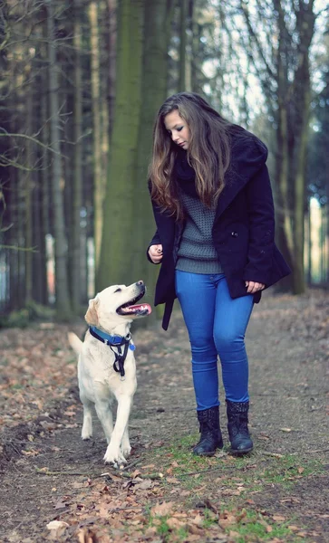 beyaz köpek ile genç kız