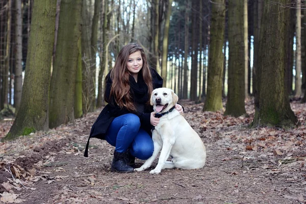 beyaz köpek ile genç kız