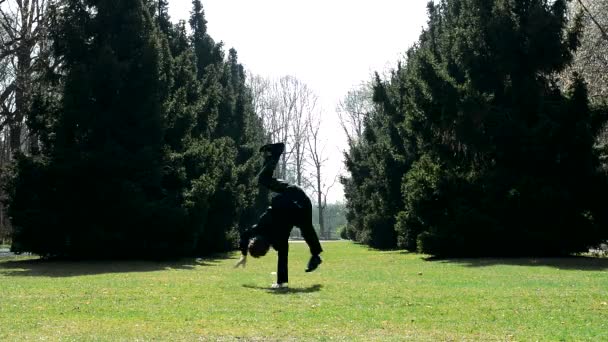 Человек в костюме танцует брейк-данс — стоковое видео